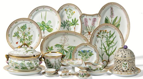 从大量的皇家哥本哈根“Flora Danica”餐具中挑选。