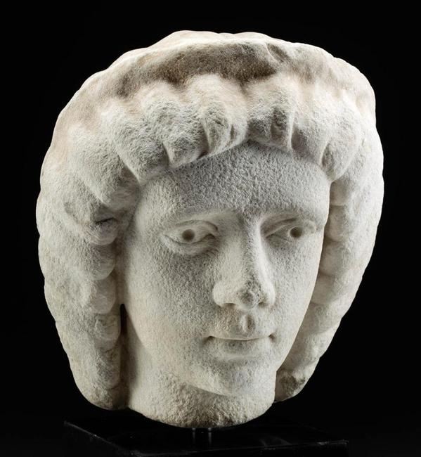 可爱的罗马帝国时期(约公元2 -3世纪)大理石女性头像，16.4英寸高。估计16000 - 24000美元