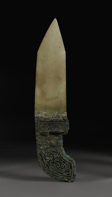 一把商代/西周早期的中国古代玉器青铜匕首，从最初的估价5000 - 8000美元飙升至45万美元