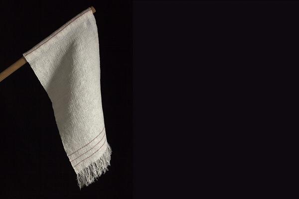 索尼娅·克拉克(Sonya Clark)与费城织物工作坊和博物馆(The Fabric Workshop and Museum)合作。编织复制的联盟休战旗，2019年。照片来源:Carlos Avendaño