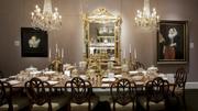 在M.S. Rau古董展“贵族:英国的奢侈与休闲”中，一张闪闪发光的桌子