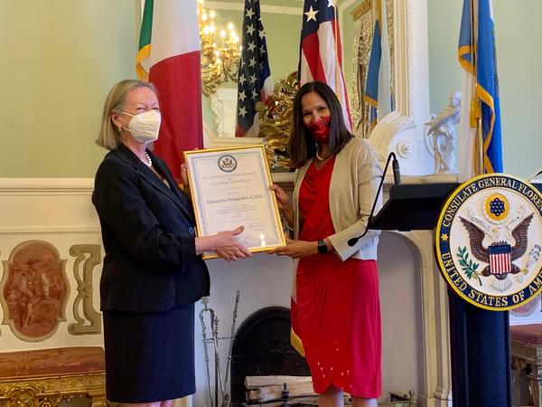 佛罗伦萨总统Simonetta Brandolini D'Adda的朋友获得美国总领事馆的明星颁发的美国驻领事会聘请。照片：礼貌佛罗伦萨的朋友