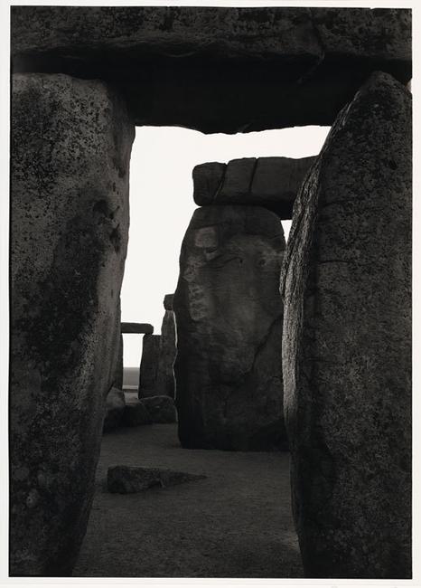 Paul Caponigro，Inner Trilithon，Sunrise，Stonehenge，1970年，明胶银印花，艺术家的收藏