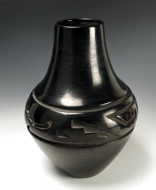 圣克拉拉普韦布洛(Santa Clara Pueblo)大而重要的陶瓷花瓶，上面有著名印第安艺人玛格丽塔·塔夫亚(Margaret Tafoya, 1904-2001)的签名(估价3000 - 5000美元)。