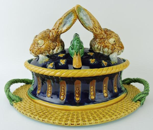明顿标志性的马略利卡游戏盖碗及盖子，盖子上有两只兔子和两只鸭子的头，颜色逼真并对称排列(约25,000至35,000美元)。