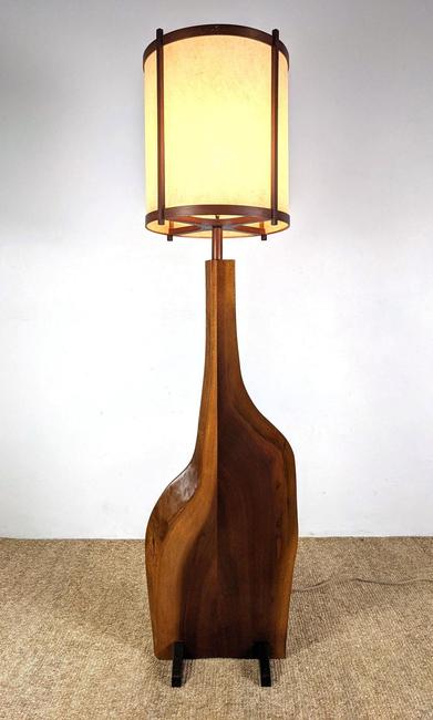 稀有的George Nakashima活边胡桃木落地灯，高61英寸，宽16英寸，来自Katherine Mezger系列。估计:5000 - 8000美元。
