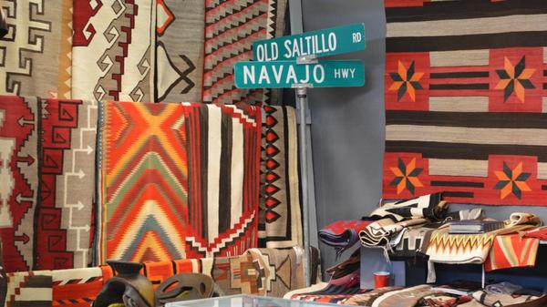 展出的纳瓦霍纺织品丰富而受欢迎，有古董的，也有当代的。