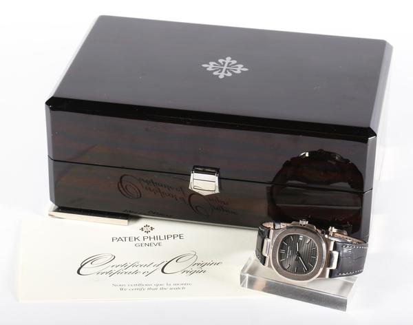 百达翡丽18k白金鹦鹉螺腕表，证书原件及表盒，约2009年