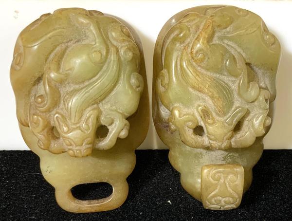 已经引起竞拍者兴趣的玉器包括这枚20世纪初的古色古香的青龙头软玉仪式用带扣(200- 2000美元)。