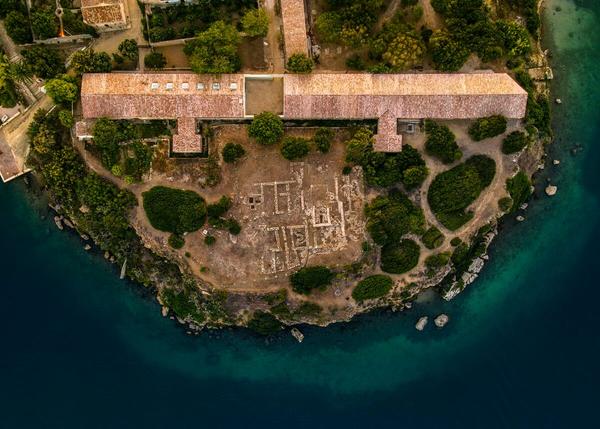 Hauser & Wirth巧妙地将Isla del Rey的历史附属建筑改造成一个1500平方米的艺术中心。图片:有创意，Menorca