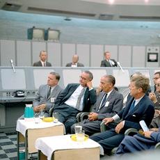 1962年9月11日，美国宇航局局长詹姆斯·韦伯、副总统林登·约翰逊、美国宇航局发射中心主任库尔特·海因里希·德布斯、美国总统约翰·f·肯尼迪和其他人在卡纳维拉尔角。