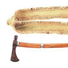 尤其是在1780年左右，亚历山大·麦肯齐爵士（1764-1820）的镶嵌管战斧，是第一个到达太平洋的欧洲人。在许多著名的参考书中都有介绍。伴随着NRA在1984年“十大最佳武器”竞赛中获得的银牌和档案文件。估计15万至50万美元