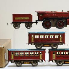 20世纪30年代艾夫斯卷起列车原盒设置＃1590。Painted sheet metal 0-4-0 steam locomotive with Ives R.R.  Lines tin-litho tender and three Pullman cars.  Estimate $300-$600