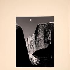 安塞尔·亚当斯(Ansel Adams)的约塞米蒂系列原始照片，署名，题为《月亮与半圆顶》(1960)，第10号版画，被认为是他最伟大的照片之一(估价:1万至2万美元)。