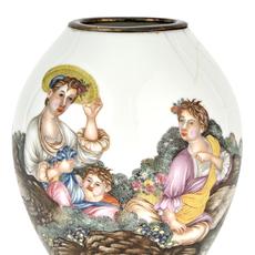 乾隆时期萨拉·贝尔克·甘布瑞尔珐琅彩花瓶。美国东部时间100000 - 300000美元。