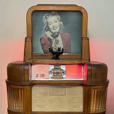 20世纪30年代末或40年代初的詹宁斯电话音乐点唱机，在操作员的帮助下，以电子或机械方式播放，目前可能有6个操作员。