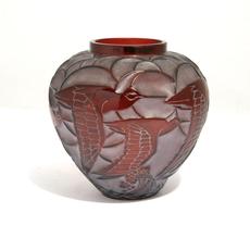 拉立克(R. Lalique)磨砂琥珀玻璃Courlis花瓶(估价:2,000- 3,000美元)。