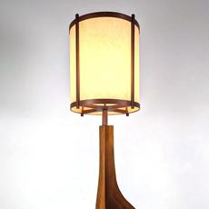 凯瑟琳·梅泽尔(Katherine Mezger)系列中罕见的乔治·中岛(George Nakashima)胡桃木落地灯，高61英寸，宽16英寸。估计:5000 - 8000美元。