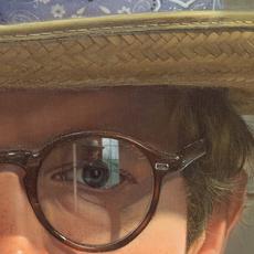 “戴帽子自画像”(细节)，1979-80，油画面板，21 1/8 x 16 3/4英寸