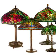 此次拍卖将展出纽约蒂凡尼工作室(Tiffany Studios)精心挑选的灯具:精致的牡丹灯(25万至50万美元)、蜻蜓灯(6万至8万美元)、旱金莲花(7万至10万美元)、竹灯(5万至8万美元)和百合叶灯(6万至8万美元)。