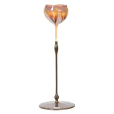 蒂凡尼工作室#23819艺术玻璃花卉形状花瓶，16英寸高，有一个优雅的青铜底座和茎持有一个艺术玻璃“bloom”薰衣草和蛋白石拉羽毛设计。
