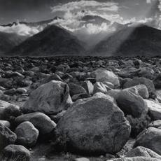 Mount Williamson，Sierra Nevada，来自Manzanar，加利福尼亚州，1944年，印刷1973-75，Ansel Adams（美国，1902-1984），明胶银印。弗吉尼亚美术博物馆，Adolph D.和Wilkins C. Williams基金。摄影：Ansel Adams©Ansel Adams发布权限信任。