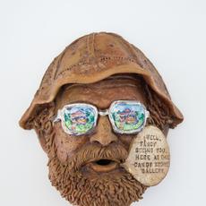 罗伯特·阿纳森(Robert Arneson, 1930-1992)， 1973年出版的《好吧，很高兴在糖果店画廊见到你》(Well, Fancy see You Here at the Candy Store Gallery)。釉面陶瓷，13英寸乘12英寸乘6英寸。珍妮佛·雷尼森·费希尔的收藏。©Robert Arneson Estate / VAGA授权，艺术家权利协会(ARS)，纽约