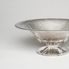 William Walo Dodge，脚下碗与刺绣叶子装饰，1936年，锤击银，6×15½英寸。威廉W. Dodge家族的礼物，2016.08.22。©艺术家的庄园，图像David Dietrich。