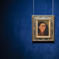 弗里达·卡罗(Frida Kahlo) 1949年的自画像《迭戈·伊约》(Diego y yo)在苏富比拍卖行以3490万美元的价格拍出，创下了拉美艺术品的纪录。