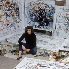 1956年，她的巴黎工作室Joan Mitchell（礼貌SFMoma / Loomis Dean / Levil图片集合/ Shutterstock）