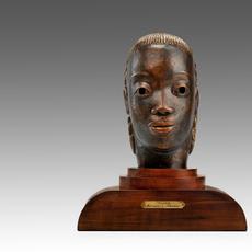 Sargent Johnson，Mask，Ca.1930年 -  1935年，铜在木底座上。史密森尼美国艺术博物馆，国际商业机器公司的礼物。
