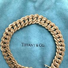 这款蒂芙尼公司(Tiffany & Co.)生产的18K金链手链(售价500- 2000美元)就是设计师首饰之一，长7.75英寸。