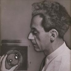 《相机自拍》，1930年，曼·雷(美国，1890-1976)，日晒明胶银版画。纽约犹太博物馆，摄影收购委员会基金，Horace W. Goldsmith基金，Judith和Jack Stern Gift, 2004-16。©Man Ray 2015信托/艺术家权利协会(ARS)，纽约/ADAGP，巴黎2021